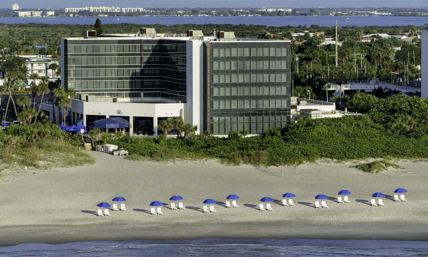 What are the beachfront hotels in Cocoa Beach with the highest customer ratings?